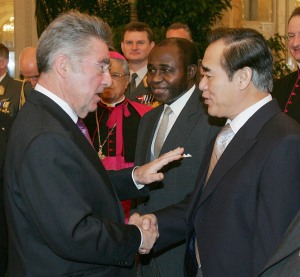 Austrian President Dr. Heinz Fischer greeting DPRK Ambassador Kim Kwang-sop January 2009 (Photo: Hofburg Palace: Office of the President of the Federal Republic of Austria)