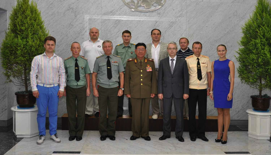 KPA General Political Department Director VMar Hwang Pyong So (4th L) poses for a commemorative photo with members of the Central Military Orchestra of the Ministry of Defense of the Russian Federation in Pyongyang on 2 July 2014 (Photo: Rodong Sinmun).