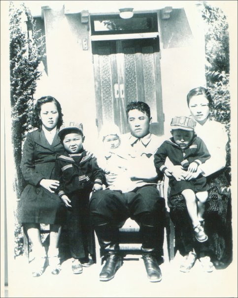 Image of the Kim Family in 1946.   In this image are Kim Jong Suk (L, seated), Kim Jong Il (2nd L) Kim Kyong Hui (3rd L), Kim Il Sung (4th L, seated) Kim Pyong Il (4th L) and of the children's caretakers, possibly Hong Ki-yo'n (5th L) 