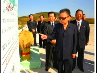 Kim Jong-il inspects the audio-visual components of the guidance visit to the Migok Cooperative Farm (Photo: Korean Central TV)