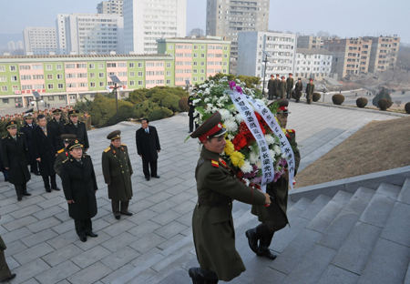PYONGYANG, Nov. 24, 2009 (Xinhua) -- Chinese Defense Minister Liang Guanglie (L, 2nd line), lays a wreath before the Korea-China Friendship Tower to commemorate the Chinese People's Volunteers who lost their lives during the Korean War in Pyongyang, capital of the Democratic People's Republic of Korea (DPRK), Nov. 24, 2009. Liang makes a five-day visit in the DPRK since Nov 22.(Xinhua/Yao Ximeng)