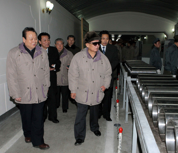 Pak To Chun (L) accompanies Kim Jong Il on a tour of the Kanggye General Tractor Plant in December 2009 (Photo: KCNA).