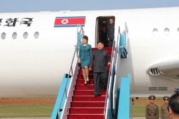 Kim Jong Un and Ri Sol Ju arrive via plane to the flight drill competition