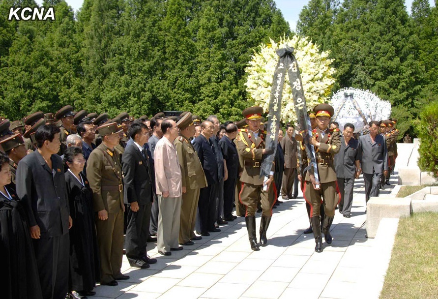 A floral wreath from Kim Jong Un is brought to the burial service by members of a KPA honor guard (Photo: KCNA).