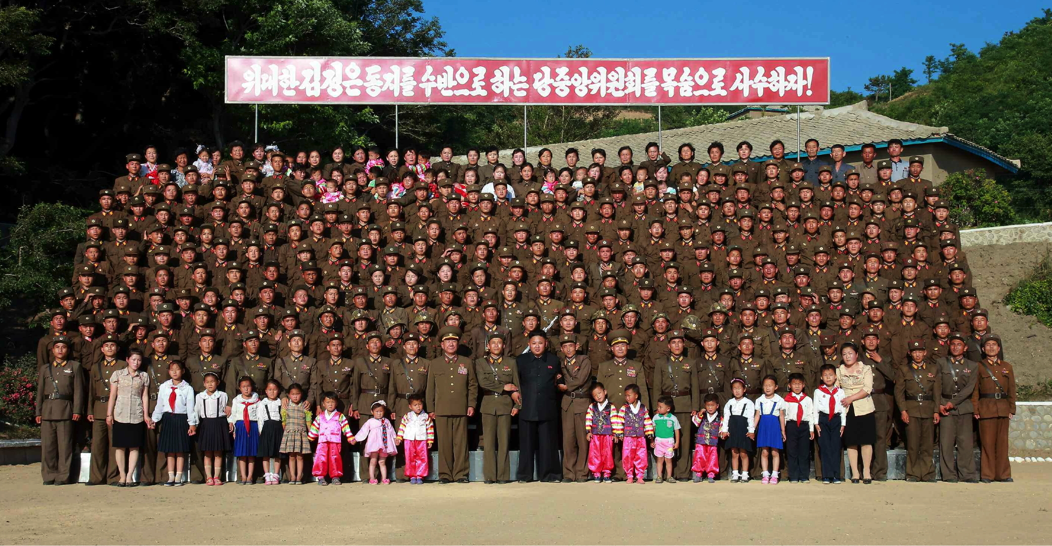 Kim Jong Un poses for a commemorative photo with officers, service members and military families stationed on Ung Islet (Photo: Rodong Sinmun).