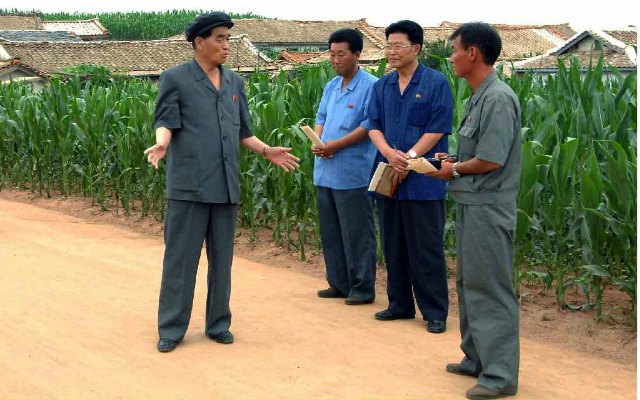 DPRK Premier Pak Pong Ju (L) talks with agricultural officials during a tour of farms in North P'yo'ngan Province (Photo: Rodong Sinmun).