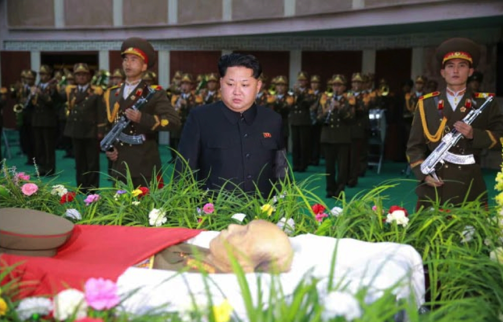 Kim Jong Un pays his respects at the casket bier of MAR Ri Ul Sol at the Central Hall of Workers in Pyongyang on November 8, 2015 (Photo: Rodong Sinmun).