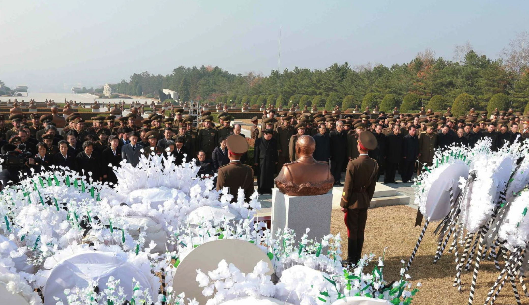 A graveside service to inter MAR Ri Ul Sol at the Revolutionary Martyrs' Cemetery in Pyongyang on November 11, 2015 (Photo: Rodong Sinmun).