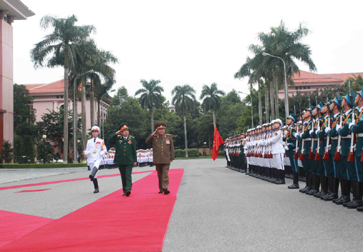 Gen. Pak Yong Sik (right) participates in a formal welcome ceremony on November 27, 2015 (Photo: MOD/VNA).