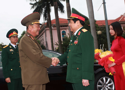 Vietnam's Minister of Defense Gen. Phùng Quang Thanh (right) shakes hands with Gen. Pak Yong Sik (left) on November 27, 2015 (Photo: VNA).