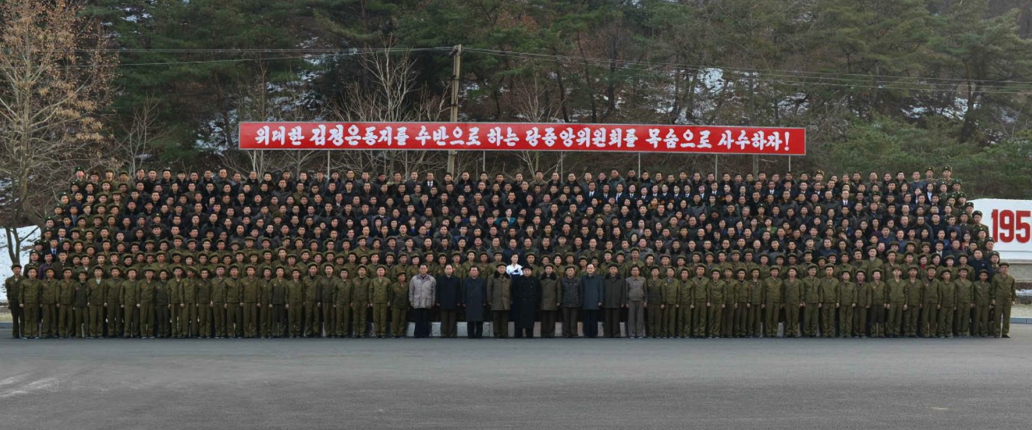 Commemorative photo of Kim Jong Un with employees and managers of January 18 General Machinery Plant (Photo: Rodong Sinmun).
