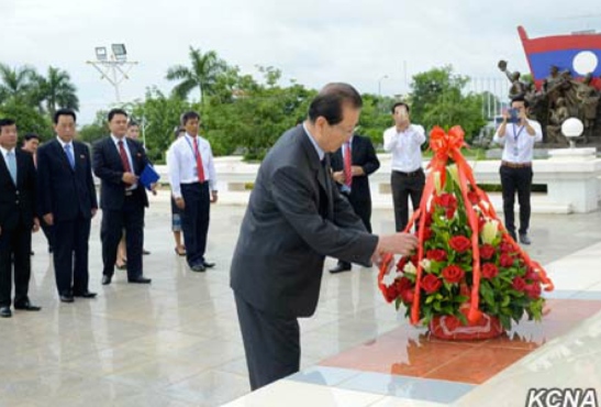 WPK Vice Chairman and WPK Political Bureau Member Choe Tae Bok arrange a ribbon on a floral basket during a visit to the Kaysone Phomvihane memorial in Vientiane, Laos on June 8, 2016 (Photo: KCNA).