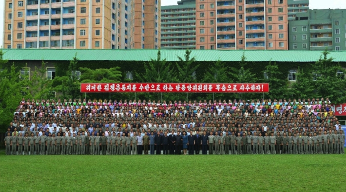 Commemorative photograph of Kim Jong Un and managers and employees of the Kim Jong Suk Textile Mill (Photo: Rodong Sinmun).